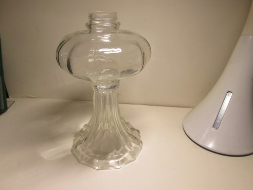 9 1/2 INCH CLEAR GLASS OIL/KEROSENE LAMP. - Picture 1 of 4