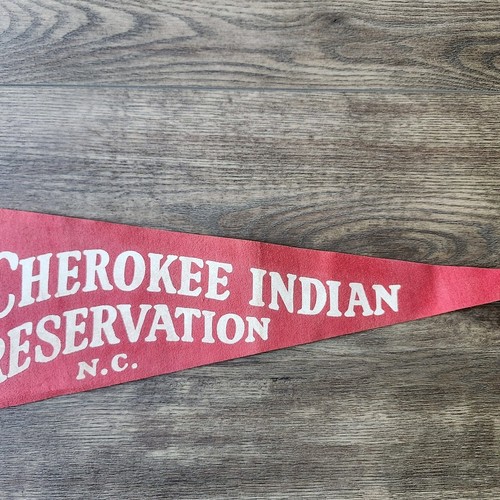 Pennant vintage in feltro ricordo Cherokee riserva indiana Carolina del Nord 27x9" - Foto 5 di 9