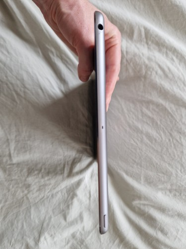 Apple iPad Air 1st Gen. 32GB, Wi-Fi, 9.7in - Space Grey - Picture 4 of 6