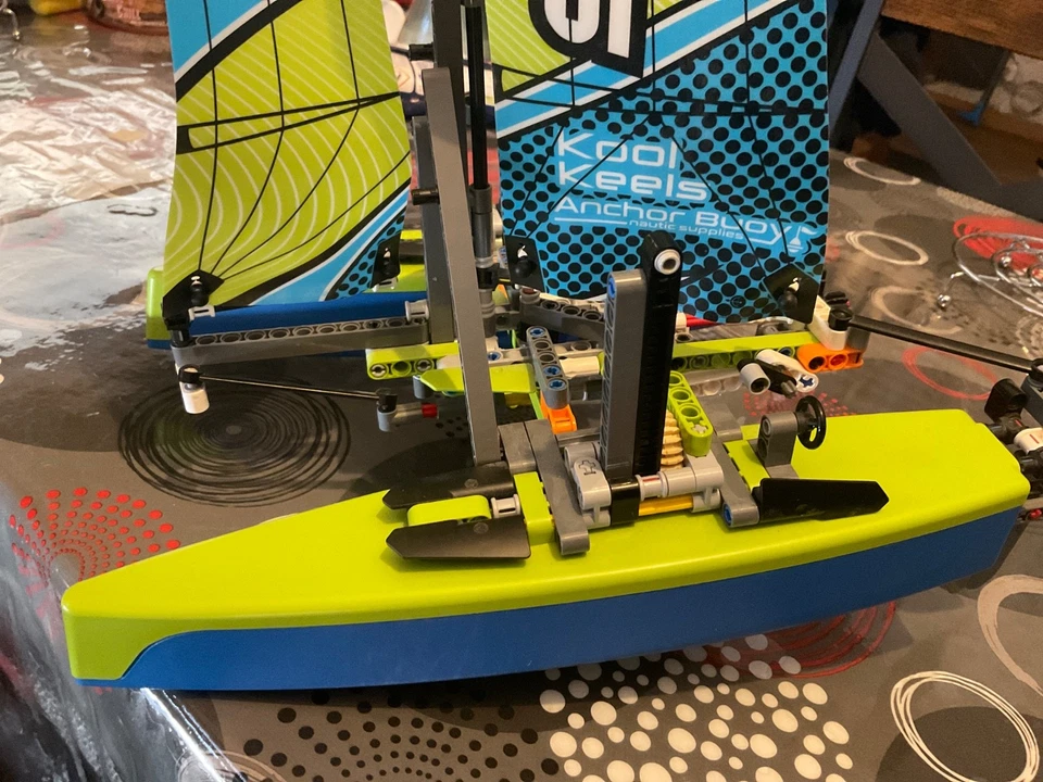 LEGO Technic 42105 Catamaran, photo 3 sur 5