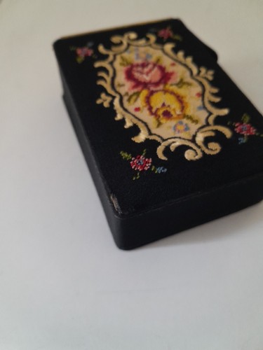Vintage Embroidered Cigarette Box, Red Interior, Needlepoint, wear to corners - Picture 12 of 14