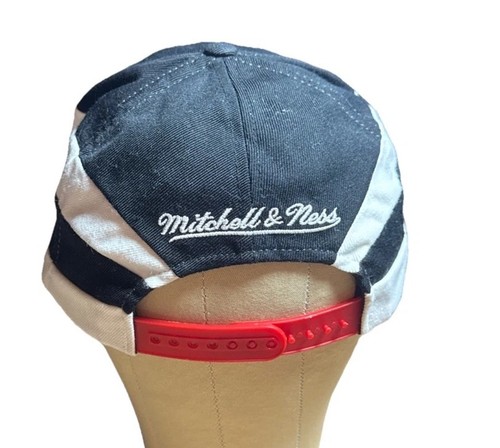 Cappello Berretto Chicago Bulls NBA Mitchell & Ness Snapback Nero Rosso Regolabile Usato in Ottime Condizioni - Foto 3 di 7