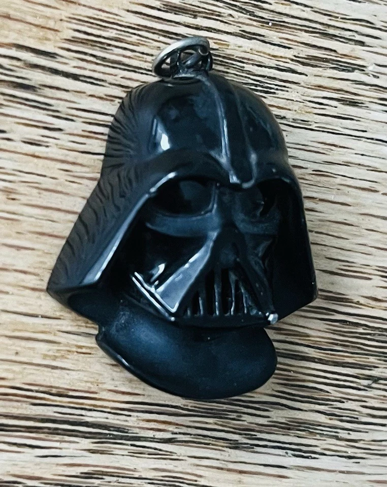 1977 Darth Vader Helmet Necklace Charm - Vintage Star Wars 20th Century Fox — 第 2/4 张图片