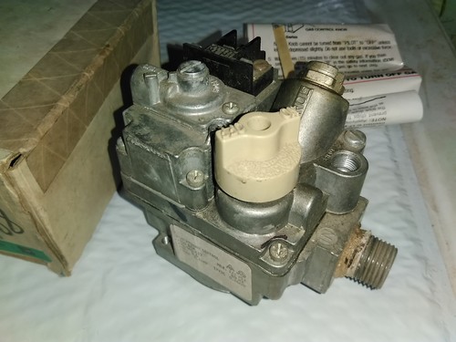White Rodgers 36C03 333 Furnace Gas Control Valve in box - Picture 3 of 5