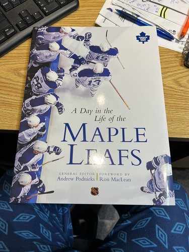 A DAY IN THE LIFE OF THE MAPLE LEAFS Toronto Canada Canadian NHL Hockey Book - Foto 3 di 3
