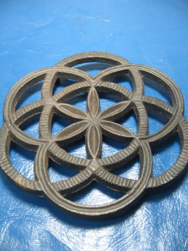 Vintage 1960/70's Decorative Circular Cast Iron Stand A2 Trivet/Warmer Used - Picture 3 of 4