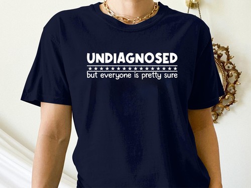 T-Shirt Undiagnosed But Everyone Is Pretty Sure, lustige Grafik Tee sarkastisch - Bild 6 von 16