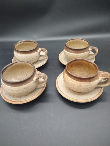 Michael Emmett Studiokeramik Kaffeetassen und Untertassen X4