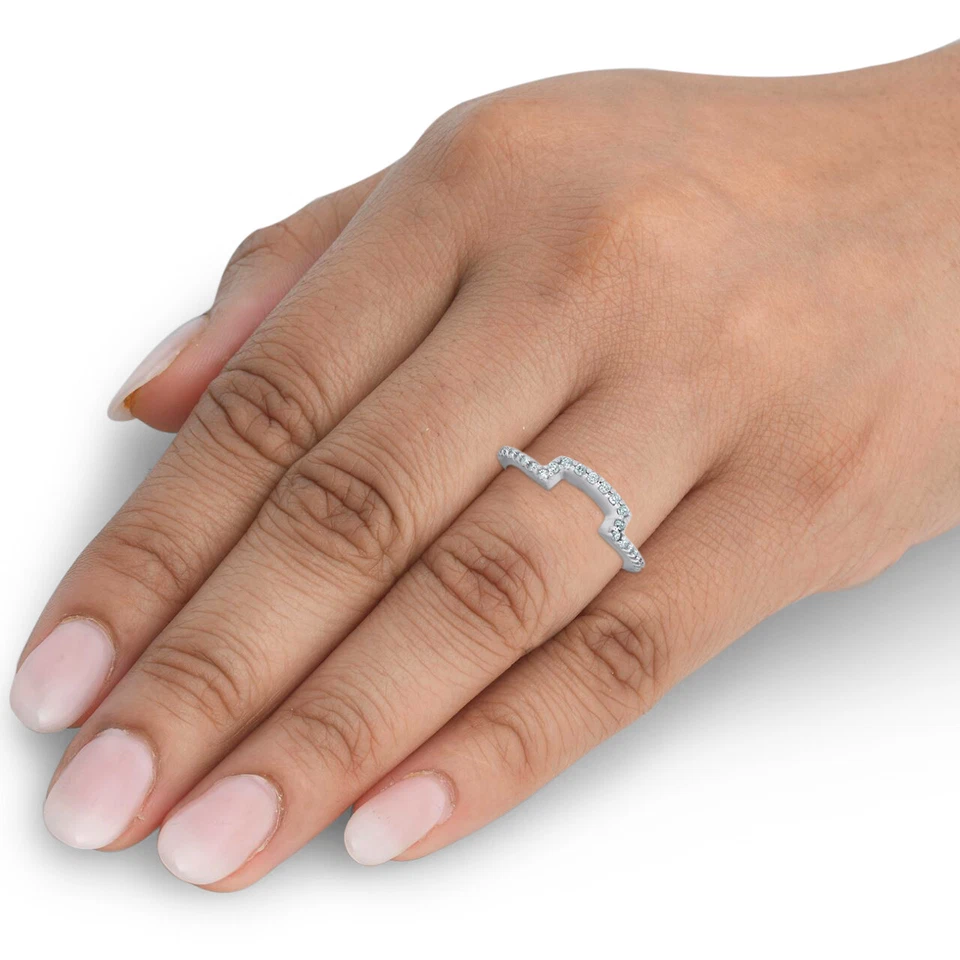 Alianza protectora de contorno curvado de diamantes de 1/4 quilates para mujer anillo de boda de oro blanco de 14 k Foto 4 de 4