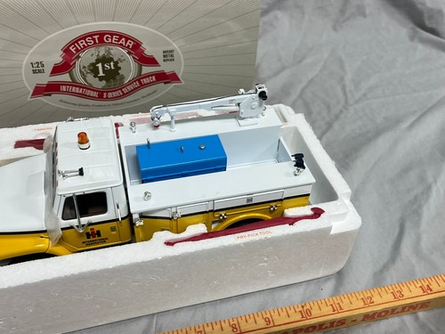 International Harvester S-Series SERVICE TRUCK 1:25 First Gear WOW! IH 40-0189 - Picture 5 of 16