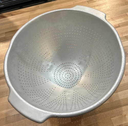 VTG WearEver Wear Ever Aluminum Colander Strainer #3125 - 1970s - 11" Diameter - Picture 1 of 10