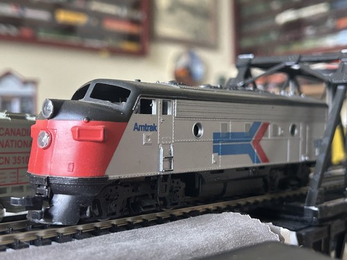 Locomotora diésel escala HO - Athearn 3271 Amtrak (fase III) F-7A #157 | Condition: Used