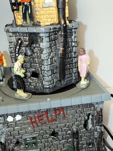 Lemax 2015 Spooky Town Zombie Fortress Crossing #55998 Halloween Village Screams - Imagen 6 de 12