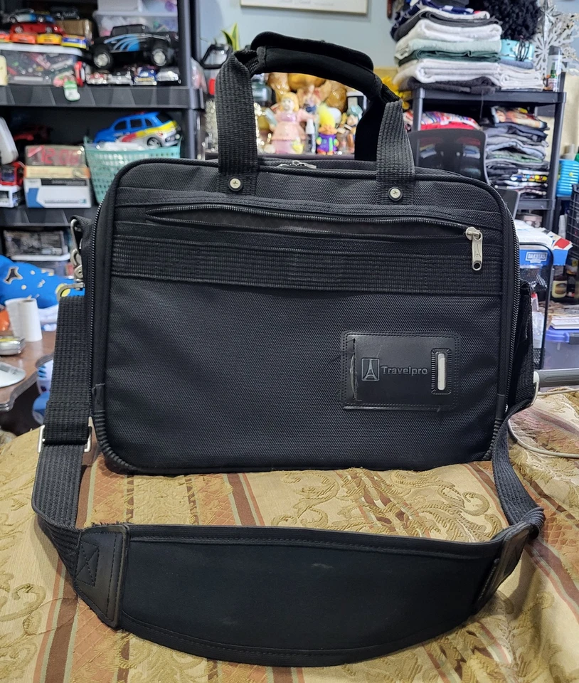 Maletín Travelpro Expandible Crew Clásico Bajo Asiento Foto 2 de 4