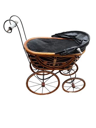 Vintage Rattan Puppenwagen aus Korbgeflecht mit Kapuze und Regenschutz viktorianischer Babykorb