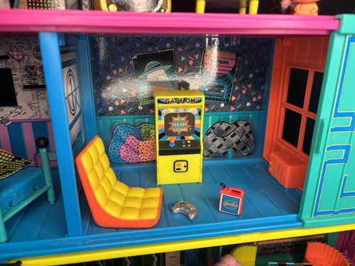 LOL Sorpresa Skate Clubhouse Con 12 Muñecas 4 Mini Muñecas Mascotas Muchos Accesorios - Imagen 5 de 18