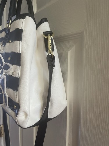 Betsey Johnson Black & White Umhängetasche/Schultertasche Nieten & Schmetterling - Bild 8 von 14