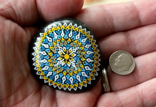 Handbemalter Alchemie Meeresschutzstein mit Blau, Gelb, Weiß und Gold - Bild 4 von 4