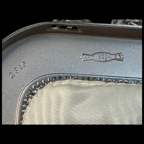 Whiting & Davis Mesh 1960's White and Silver Frame Kiss Lock Shoulder Bag - Picture 8 of 24