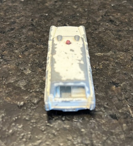 Vintage Lesney Matchbox Cadillac S&S Ambulance White w/ blue windows No 54, 1:64 - Picture 4 of 5