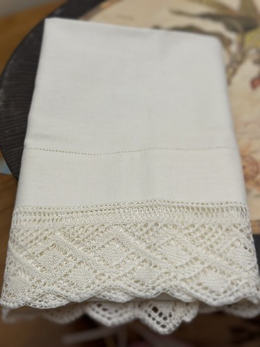 TABLE RUNNER DRESSER SCARF ROSE BUDS IN PINK ON WHITE  LACE  EDGE 30 1/2" x 16" - Picture 10 of 10