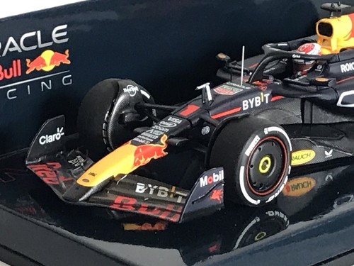 Minichamps 410240101 Red Bull RB20 Max Verstappen #1 F1 World Champion 2024 1:43 - Picture 15 of 24