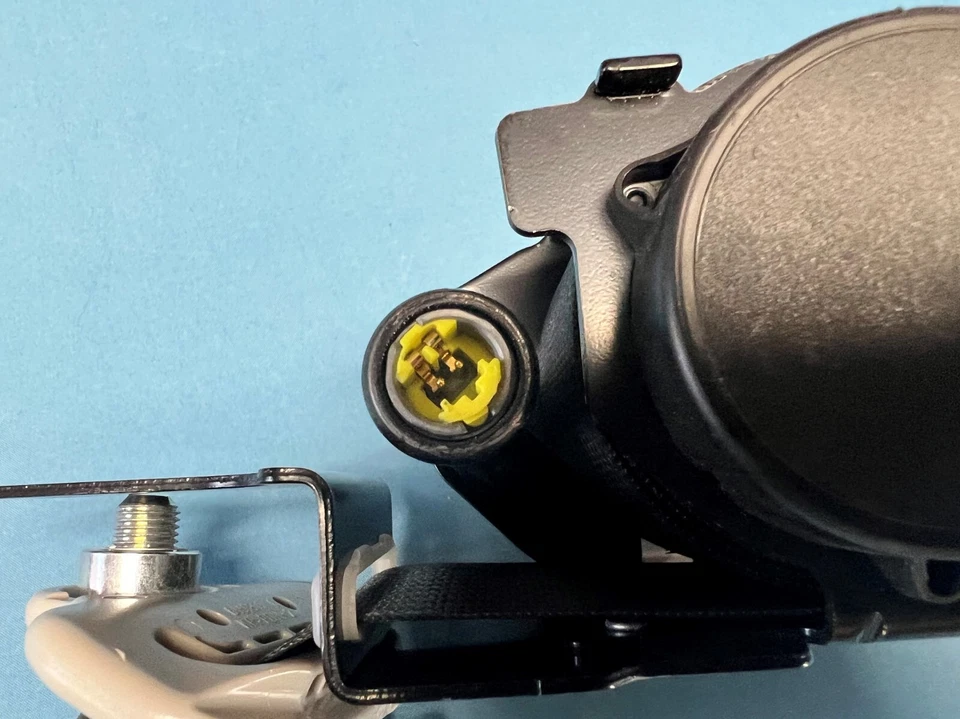 Nissan Rogue Sport 19-22 solo retractor de cinturón de seguridad delantero derecho pasajero negro OEM Foto 3 de 4