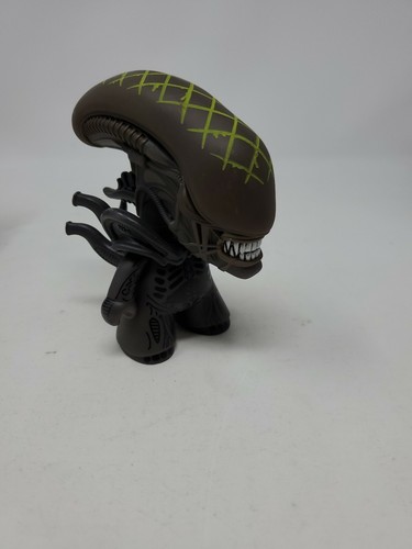 AVP Aliens Vs Predator TITANS Collectible Vinyl Figure Loot Crate New Open box - Picture 8 of 9