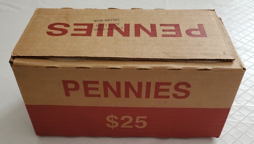 Eine versiegelte/ungeöffnete Bankbox mit Pennies; 50 bankverpackte ROLLEN; 2.500 Pfennige!!