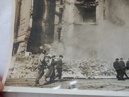AACHEN WHICH STREET  AMERICAN AND POWs  WW2 PRESS PHOTO  - Picture 3 of 9