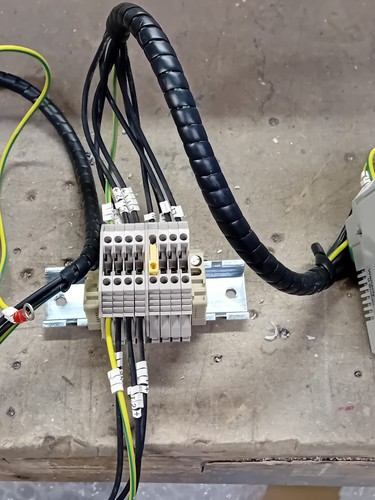 EATON EM17 96 x 96  multi-functional meter with Cts and wiring loom - Picture 4 of 12