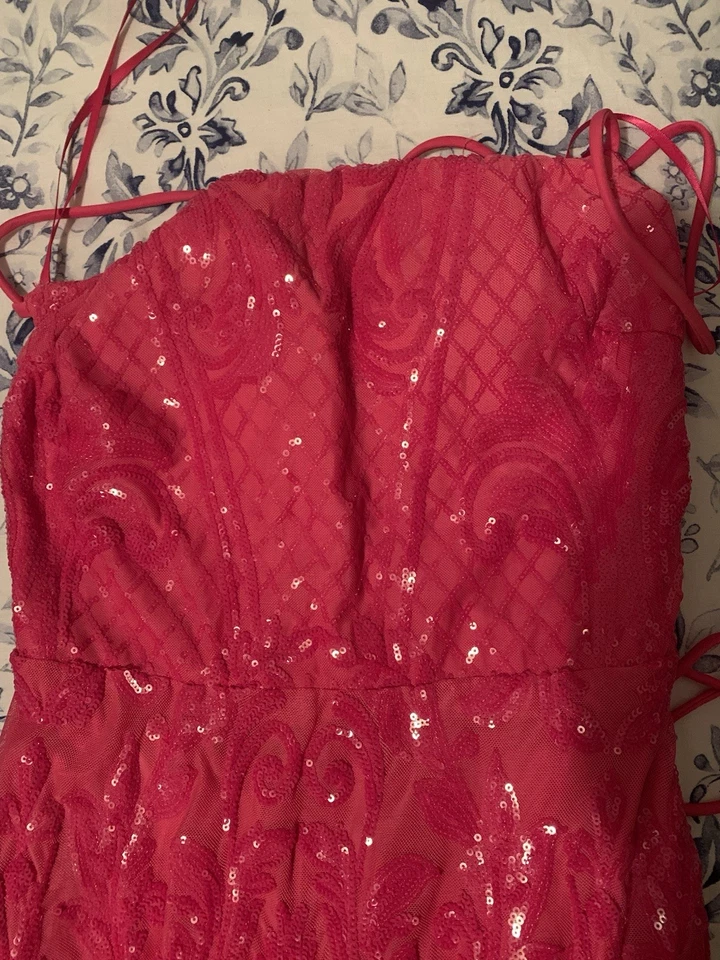 Vestido de graduación Windsor rosa Foto 3 de 4