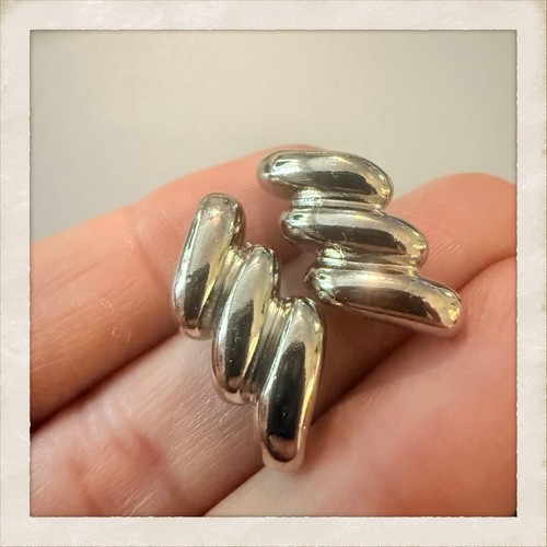 Vintage Avon Shiny Silver Sleek Wave Earrings, New in Box, Pierced Ears, 1” Long - Picture 2 of 7