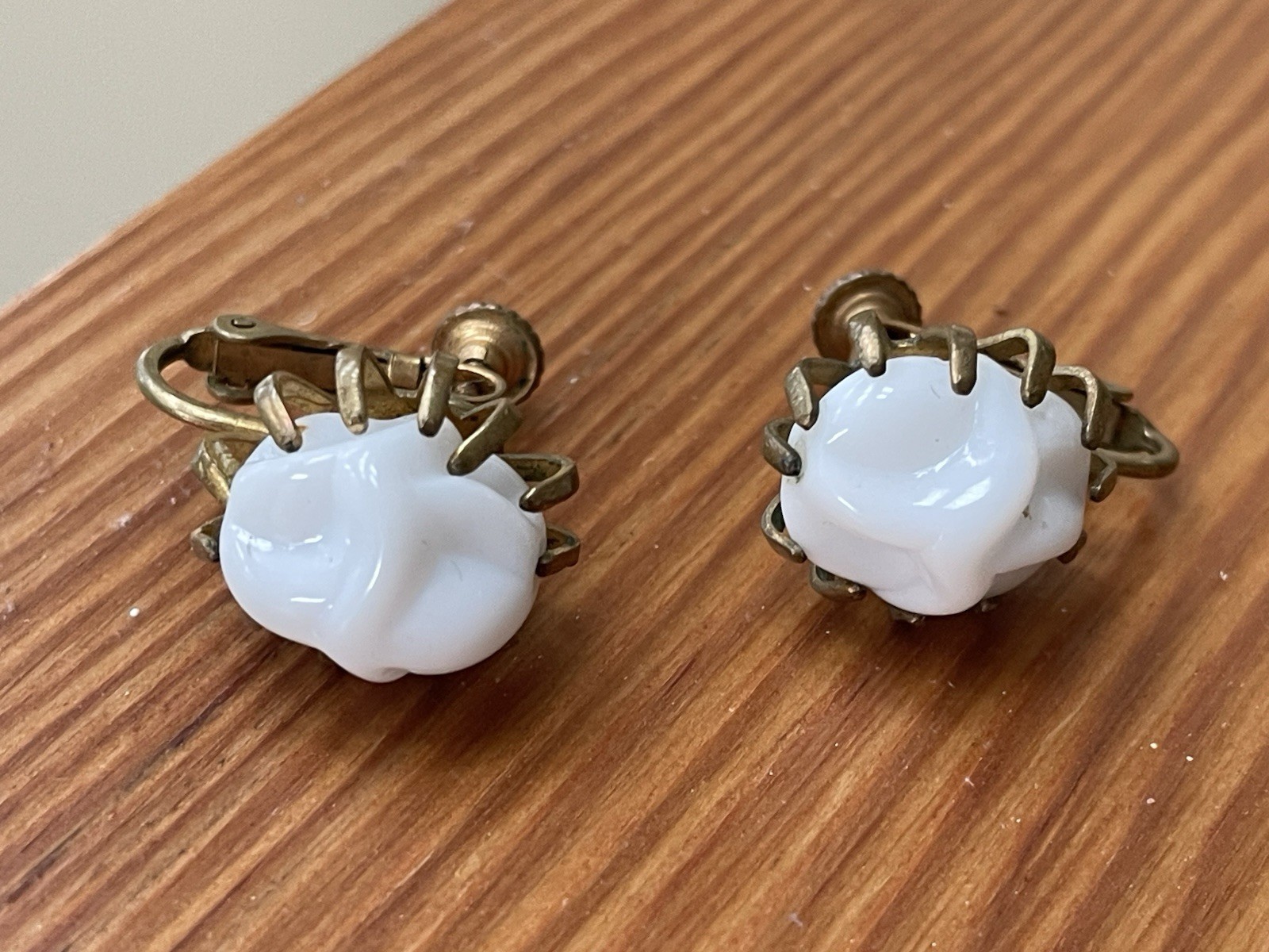 VINTAGE Miriam Haskell  Gold Tone signed milk gla… - image 5