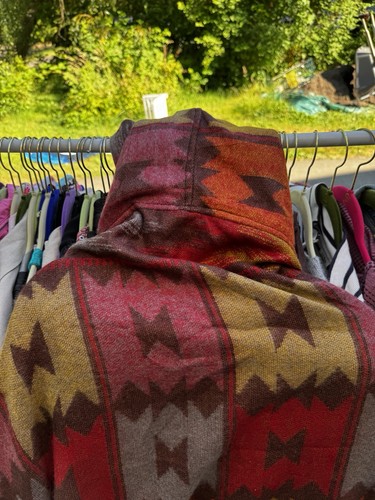 Poncho mit Kapuze und Südwestmuster und Knebelverschluss & Fransensaum Boho - Bild 4 von 5