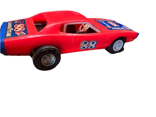 VINTAGE GAY TOYS RED DODGE CHALLENGER 426ci 12" GIOCATTOLO AUTO DA CORSA NASCAR #88 GOODYEAR - Foto 6 di 9