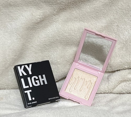 Kylie Jenner KYLIGHTER Pressed Illuminating Powder - ICE ME OUT - New Authentic! - Picture 4 of 4