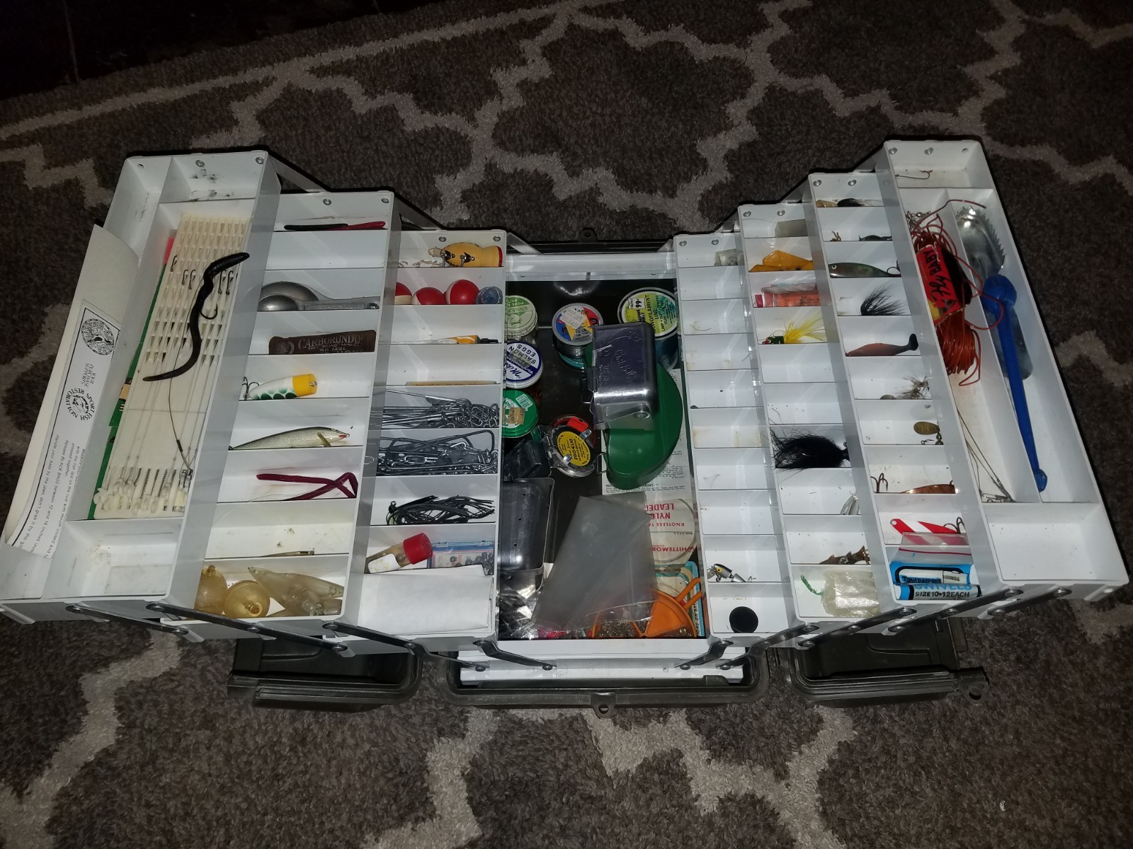 Vintage Adventurer 1987 tackle scatola with 35 Year Old pesca Tackle, Lures, Reel Vintage Adventurer 1987 tackle scatola with 35 Year Old pesca Tackle, Lures, Reel