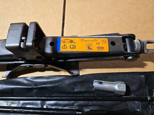 Nissan Pathfinder Jack 2013-2020 con herramientas llave de tuercas - Imagen 2 de 4
