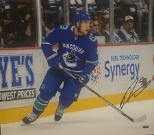 Derrick POULIOT Signed 8x10 Photo!  Vancouver Canucks! Nhl Veteran!  W/COA