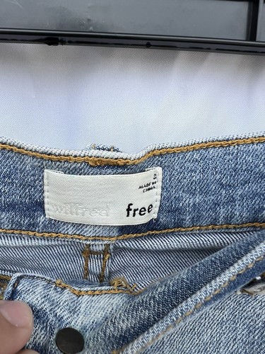 Aritzia Wilfred Free Jeansshorts hoher Bund Medium Wash Bündchen Damengröße 0 - Bild 2 von 4