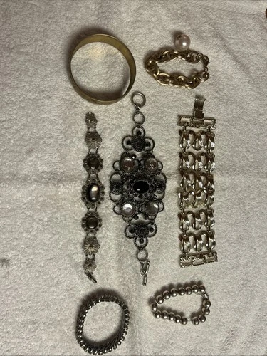 Vintage costume jewelry lot Of 7 Bracelets Goldtone And Silvertone