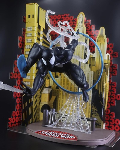 Spider-Man Statue McFarlane Toys Based on The Amazing Spider-Man #300 Black Suit - Picture 6 of 10