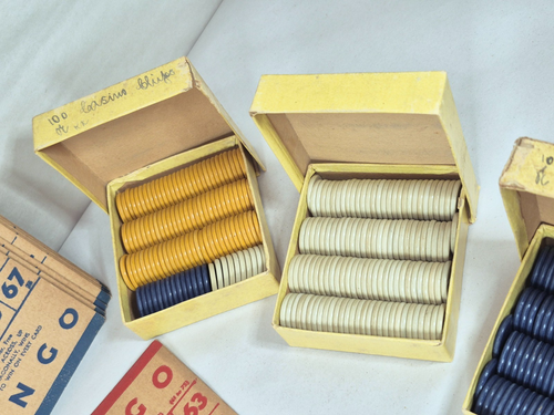 Vintage (26) Red & Blue Bingo Cards & 700+ Marking Casino Chips - Picture 7 of 22