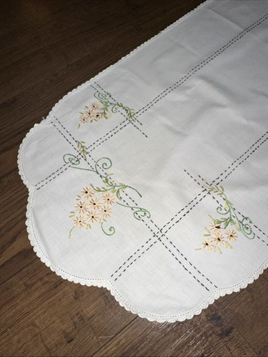 Vintage Tischläufer bestickt gelb kleine Sonnenblumen gewellte Einfassung 40x15 - Bild 2 von 5