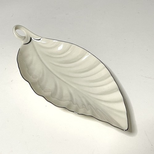 "Bandeja vintage con forma de hoja de porcelana Lenox 10,5"" X 4,5""" - Imagen 1 de 3