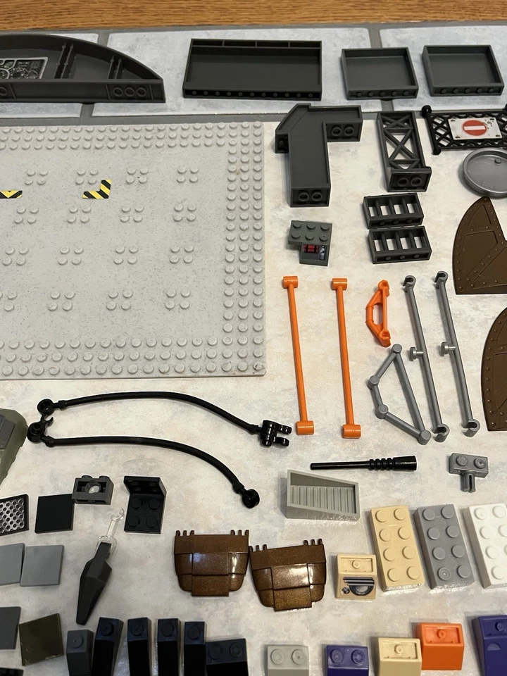 Huge Vintage 2002 Mega Bloks Alien Agency Hangar 18 Replacement Parts Lot + More - Image 3 of 4