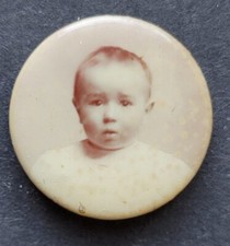  Ritratto fotografico vittoriano di un bambino. Pulsante Pinback. 1". Vintage