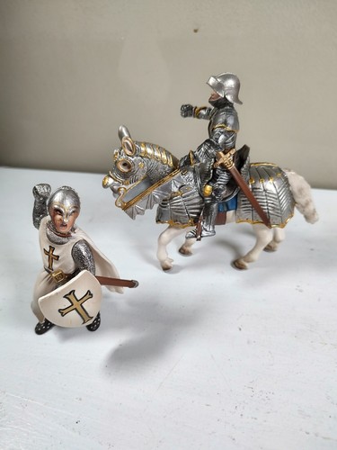 Blue Ritter Standard Bearer with Banner on Horse Schleich World Of Knights 2003 - Picture 6 of 13