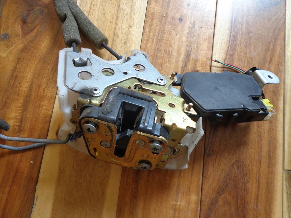 Pestillo de puerta delantera izquierda Subaru B9 Tribeca 2006-2007 con actuador y manija Foto 2 de 2